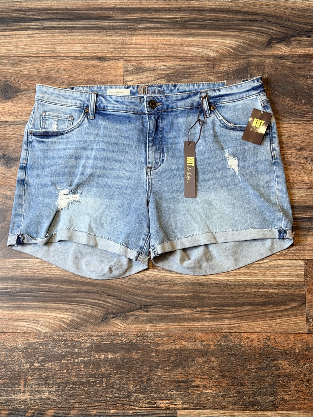 KUT from the Kloth Katy Boyfriend Denim Shorts in a light wash size 14W - Picture 16 of 16